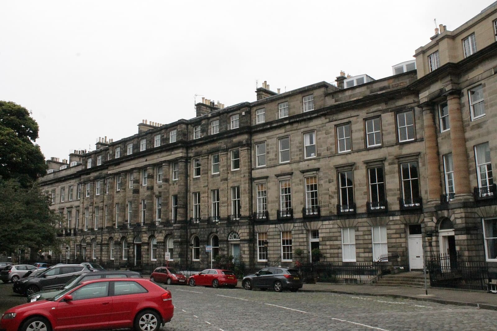 A curving terrace of Georgian townhouses on Moray Place in Edinburgh’s New Town